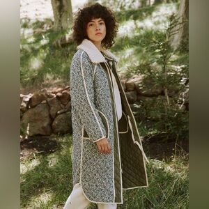 THE GREAT. - The Long Quilted Reversible Jacket in Army Green and Floral